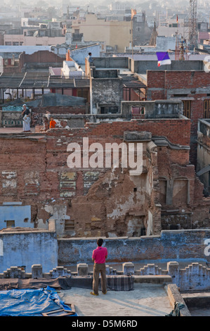 Menschen flying Kites auf Dächer in Varanasi, Indien. Stockfoto