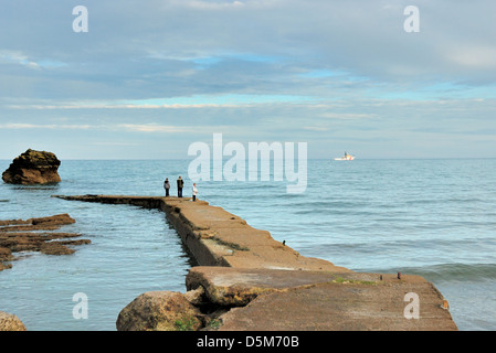 Ein Mann und 2 Jungs Angeln Millendreath Cornwall uk Stockfoto