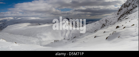 Winter Bergblick des Lake District von Bowfell im Frühjahr! Stockfoto