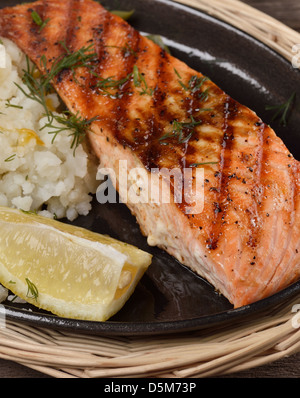 Gegrilltes Lachsfilet mit Kartoffeln, Nahaufnahme Stockfoto