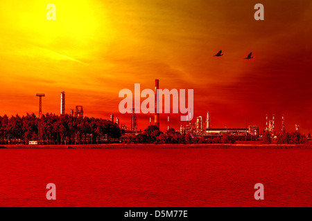 Erdöl-Öl-Raffinerie-Fabrik bei Sonnenuntergang. Stockfoto