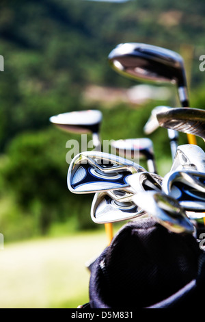 Reihe von Golfclubs in der Tasche Stockfoto