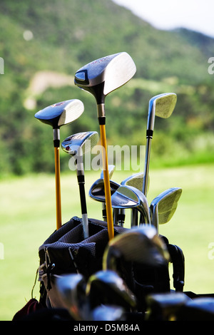 Reihe von Golfclubs in der Tasche Stockfoto