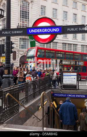 Eingang der U-Bahn Piccadilly Circus Station und London red Bus. Stockfoto