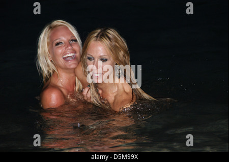 Gina Lisa Lohfink und Sängerin Loona Zeit einige am Strand von Portals Nous. Mallorca, Spanien - 29.06.2011 Stockfoto