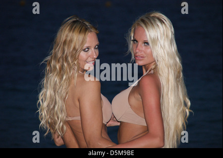 Gina Lisa Lohfink und Sängerin Loona Zeit einige am Strand von Portals Nous. Mallorca, Spanien - 29.06.2011 Stockfoto