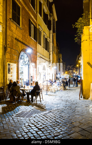 Straße mit Bars und Restaurants im römischen Ghetto (Ghetto di Roma). Rom, Provinz Rom, Italien. Stockfoto