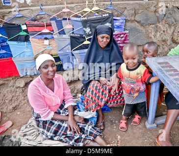 Zwei muslimische Frauen am Markt mit Baby in Moshi; Afrikas; Ost-Afrika; Tansania, junge und ältere Frauen Stockfoto