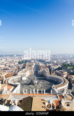 Blick auf dem Petersplatz von der Kuppel der Basilika des Heiligen Petrus. Stockfoto