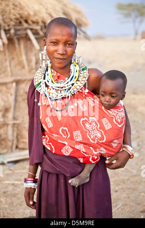 Massai-Frauen mit zwei Baby-im Arm in Afrika; Ost-Afrika; Tansania, junge und ältere Frauen und Massai Stockfoto