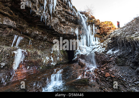 Eiszapfen in der Clydach Schlucht an der Punchbowl oder Coal Tar unteren Höhleneingang, Wales, UK Stockfoto