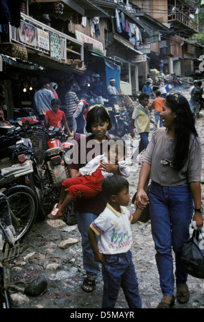 Frauen mit ihren Kindern auf der Straße in der Bergbau-Gemeinschaft des Mount Apo. Mindanao, die philippnes Stockfoto