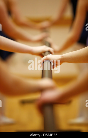 Ballettschülern festhalten an einer Ballettstange an einer Ballettschule in Großbritannien Stockfoto