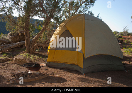 Ein camping Kuppelzelt kann eingestellt und ist bereit, seinen Camper für den Abend an einem Remotestandort Wüste Gastgeber. Stockfoto