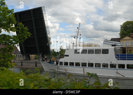 Das Boot fährt an der offenen Bascule Bridge vorbei. Stockfoto