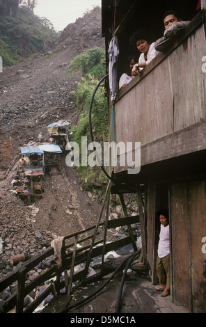 Gold Miner Familie in der Hütte über den Tunnel am Hang. Mount Apo, Mindanao. Die Philippinen Stockfoto