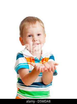 Kind junge erreichen seine Hände aus, isoliert auf weiss Stockfoto