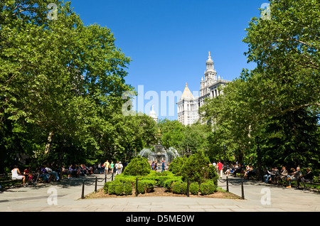 City Hall Park mit Springbrunnen und Manhattan Municipal Building im Hintergrund, New York City. Stockfoto