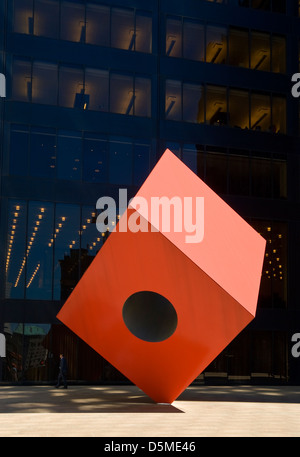 Red Cube (1968), von dem Bildhauer Isamu Noguchi, bei 140 Broadway, Bankenviertel, New York City. Stockfoto