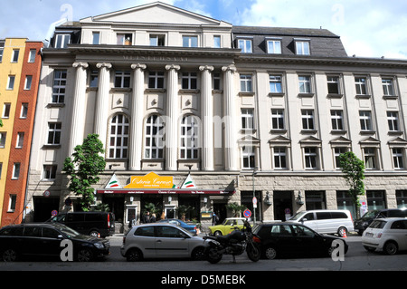 Atmosphäre außerhalb Meistersaal wo U2 filmt. Berlin, Deutschland - 03.05.2011 Stockfoto