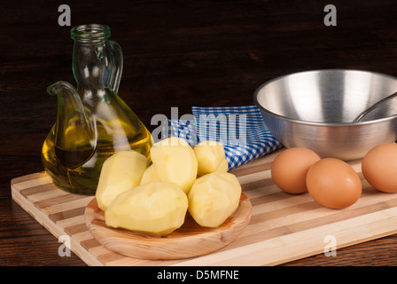 Zutaten für eine traditionelle spanische Tortilla zubereiten Stockfoto