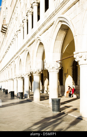 Gewölbten Durchgang außerhalb der Dogenpalast (Palazzo Ducale). Stockfoto