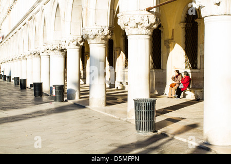 Gewölbten Durchgang außerhalb der Dogenpalast (Palazzo Ducale). Stockfoto