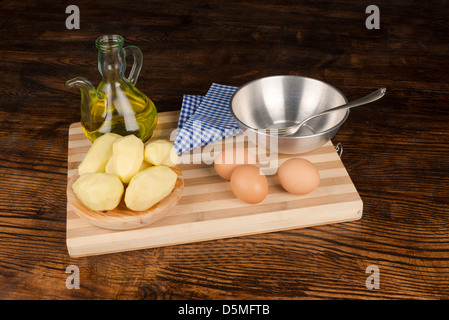 Zutaten für eine traditionelle spanische Tortilla zubereiten Stockfoto