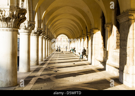 Gewölbten Durchgang außerhalb der Dogenpalast (Palazzo Ducale). Stockfoto