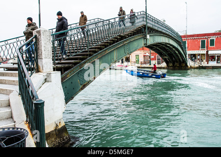 Lungo-Brücke (Ponte Lungo) oder Vivarini Brücke (Ponte Vivarini) über den Canal Grande di Murano. Stockfoto