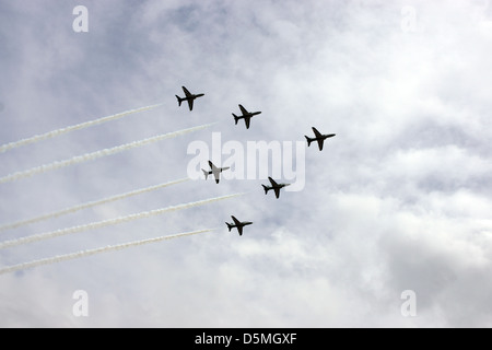 Airshow Flugzeuge Rauchen Wolken Nimbus Tiefflug schnell Stockfoto