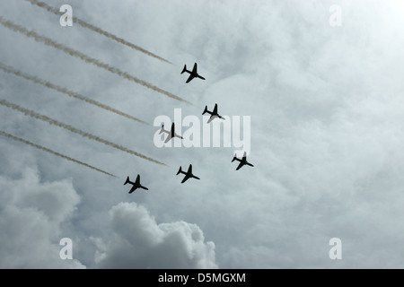 Airshow Flugzeuge Rauchen Wolken Nimbus Tiefflug schnell Stockfoto