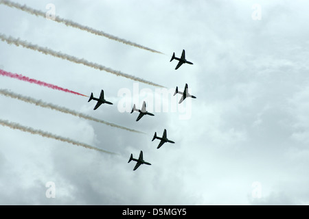 Airshow Flugzeuge Rauchen Wolken Nimbus Tiefflug schnell Stockfoto