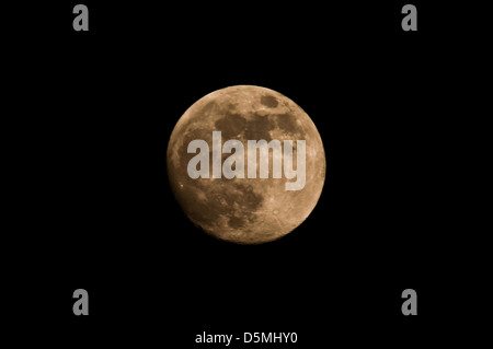 Mond im dunklen Himmel closeup Stockfoto