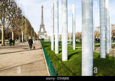 Eiffelturm betrachtet von dem Denkmal The Wall für den Frieden (Le Mur Pour la Paix). Stockfoto