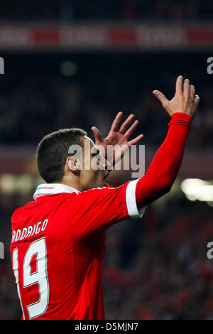 Lissabon, Portugal. 4. April 2013. Rodrigo SL Benfica nach vorne feiert sein Tor während das Fußballspiel zwischen SL Benfica Lissabon aus Portugal und Newcastle United FC aus England, für das Hinspiel der UEFA Europa League Viertelfinale, bei Benfica Luz Staduim in Lissabon, am 4. April 2013. Bildnachweis: Aktion Plus Sportbilder / Alamy Live News Stockfoto