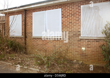 Sicher verriegelt Gebäude, mit Stahlplatten befestigt über Fenster- und Türöffnungen Stockfoto