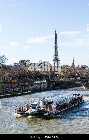 Touristenboot auf Seine betrachtet von Pont Alexandre III (Brücke Alexandre III) und Eiffelturm im Hintergrund.