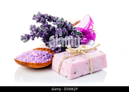 Duftkerzen und Salzsteine auf einem Holztisch Stockfoto