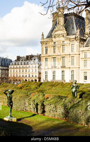 Tuilerien-Garten (Jardin des Tuileries) und seitlichem Blick auf den Louvre-Palast (Palais du Louvre). Stockfoto