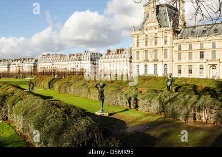 Tuilerien-Garten (Jardin des Tuileries) und seitlichem Blick auf den Louvre-Palast (Palais du Louvre). Stockfoto