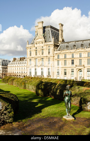 Tuilerien-Garten (Jardin des Tuileries) und seitlichem Blick auf den Louvre-Palast (Palais du Louvre). Stockfoto