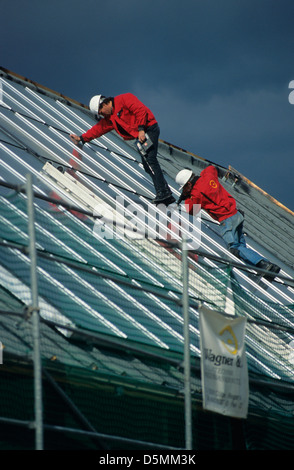 DEUTSCHLAND Hamburg Bramfeld, Installation von Solarthermie-Kollektor von Wagner Solar auf dem Dach des Stadthauses für Warmwasser, Energiewende, authentisch Stockfoto