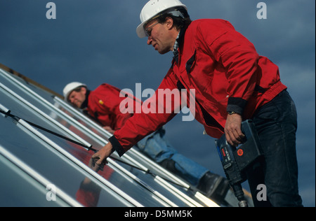 DEUTSCHLAND Hamburg Bramfeld, Installation von Solarthermie-Kollektor von Wagner Solar auf dem Dach des Stadthauses für Warmwasser, Energiewende, authentisch Stockfoto