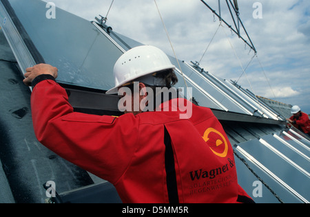 DEUTSCHLAND Hamburg Bramfeld, Installation von Solarthermie-Kollektor von Wagner Solar auf dem Dach des Stadthauses für Warmwasser, Energiewende, authentisch Stockfoto