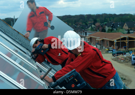 DEUTSCHLAND Hamburg Bramfeld, Installation von Solarthermie-Kollektor von Wagner Solar auf dem Dach des Stadthauses für Warmwasser, Energiewende, authentisch Stockfoto