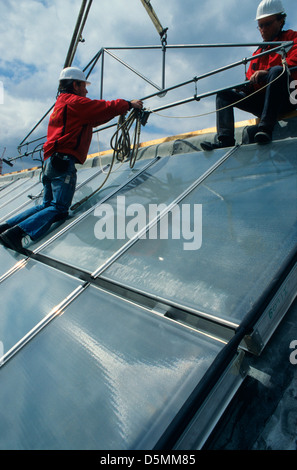 DEUTSCHLAND Hamburg Bramfeld, Installation von Solarthermie-Kollektor von Wagner Solar auf dem Dach des Stadthauses für Warmwasser, Energiewende, authentisch Stockfoto