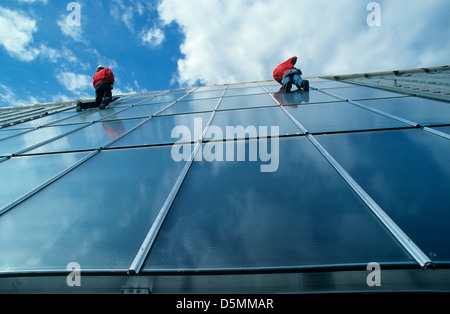 DEUTSCHLAND Hamburg Bramfeld, Installation von Solarthermie-Kollektor von Wagner Solar auf dem Dach des Stadthauses für Warmwasser, Energiewende, authentisch Stockfoto