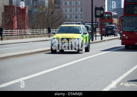 Krankenwagen in London (geht über Waterloo Bridge). Stockfoto