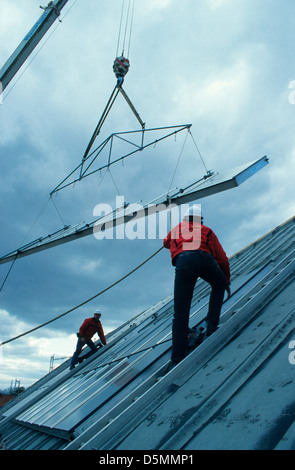 DEUTSCHLAND Hamburg Bramfeld, Installation von Solarthermie-Kollektor von Wagner Solar auf dem Dach des Stadthauses für Warmwasser, Energiewende, authentisch Stockfoto